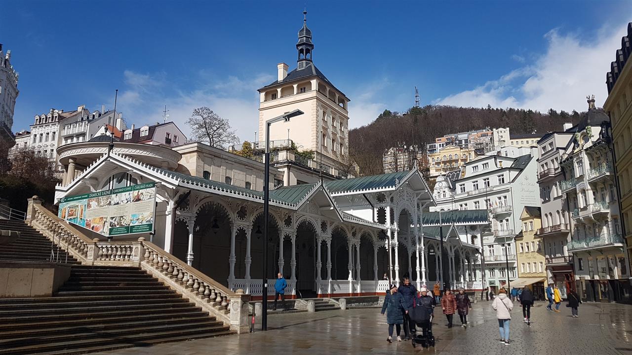 Karlsbad im Bäderdreieck - historische Kolonnade