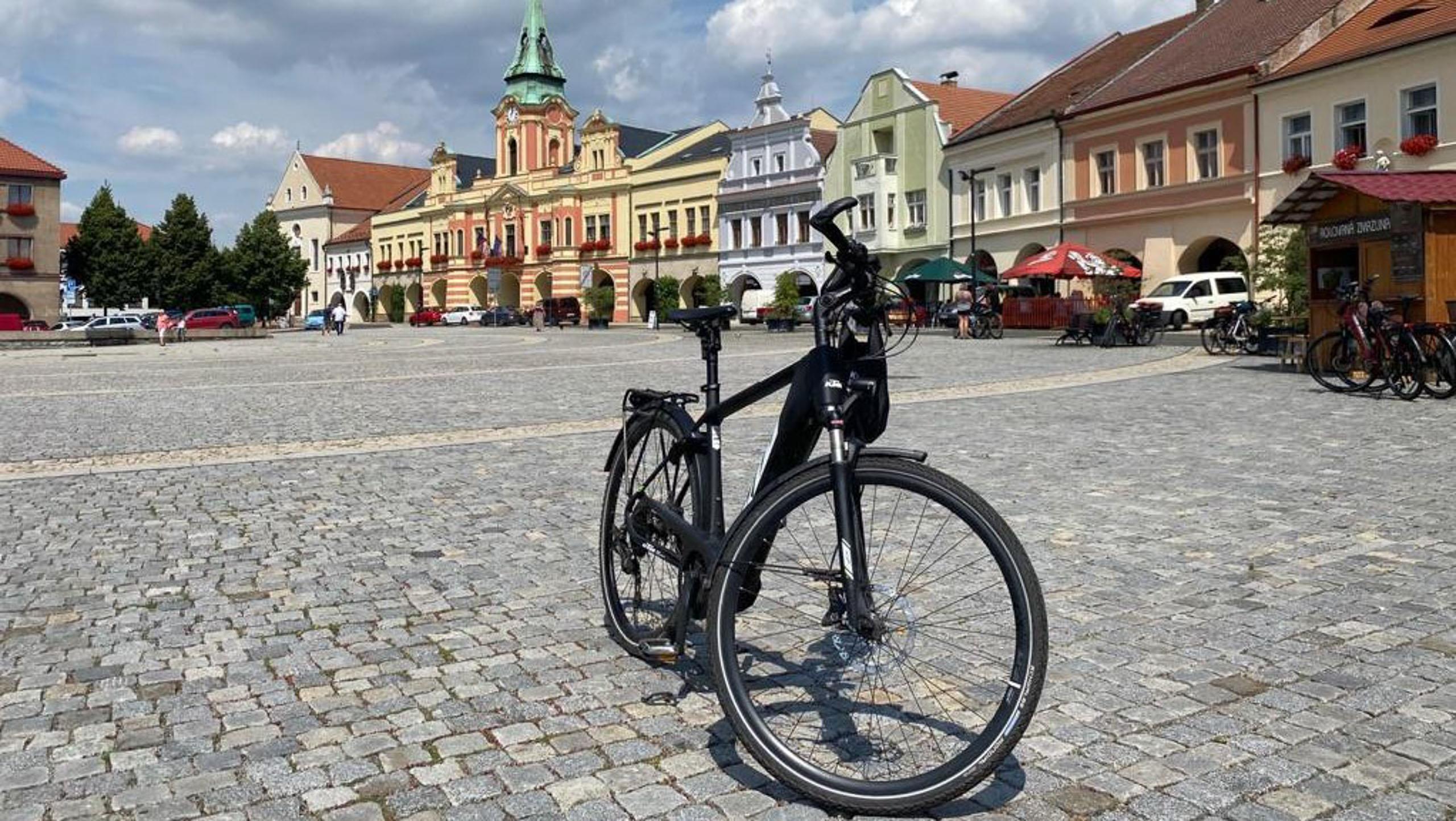 Elbradweg - kurze Pause auf dem Markplatz in Mělník